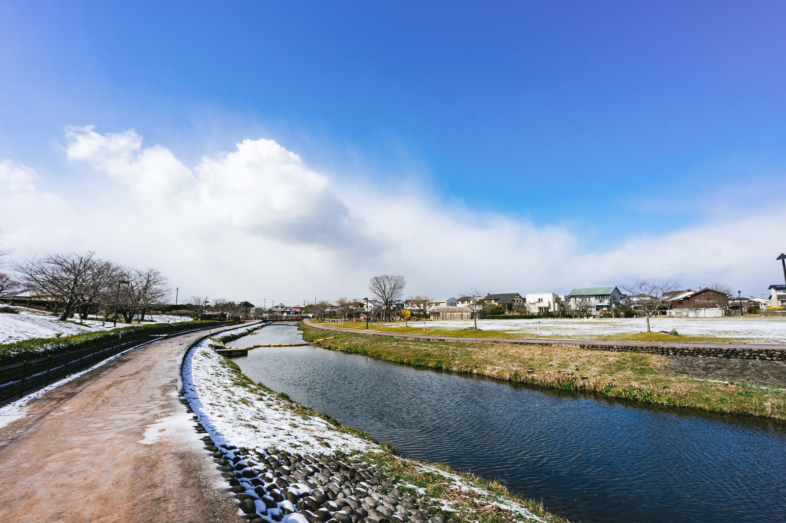 雪が残る大刀洗公園の川沿い風景