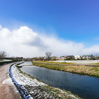 雪が降った後の大刀洗公園の川沿いの風景の写真