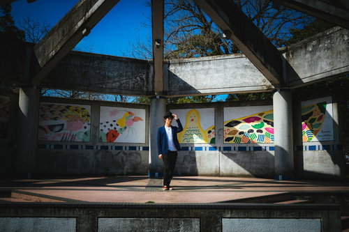 無観客でパントマイムを演じる男性、孤独感溢れる屋外ステージでのひとり表現