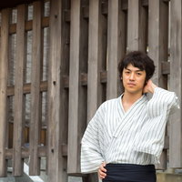 浴衣デートすっぽかされる男性の写真