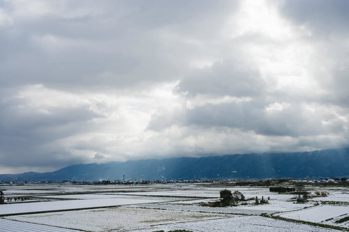 大刀洗の冬景色に降り積もる雪と農村風景