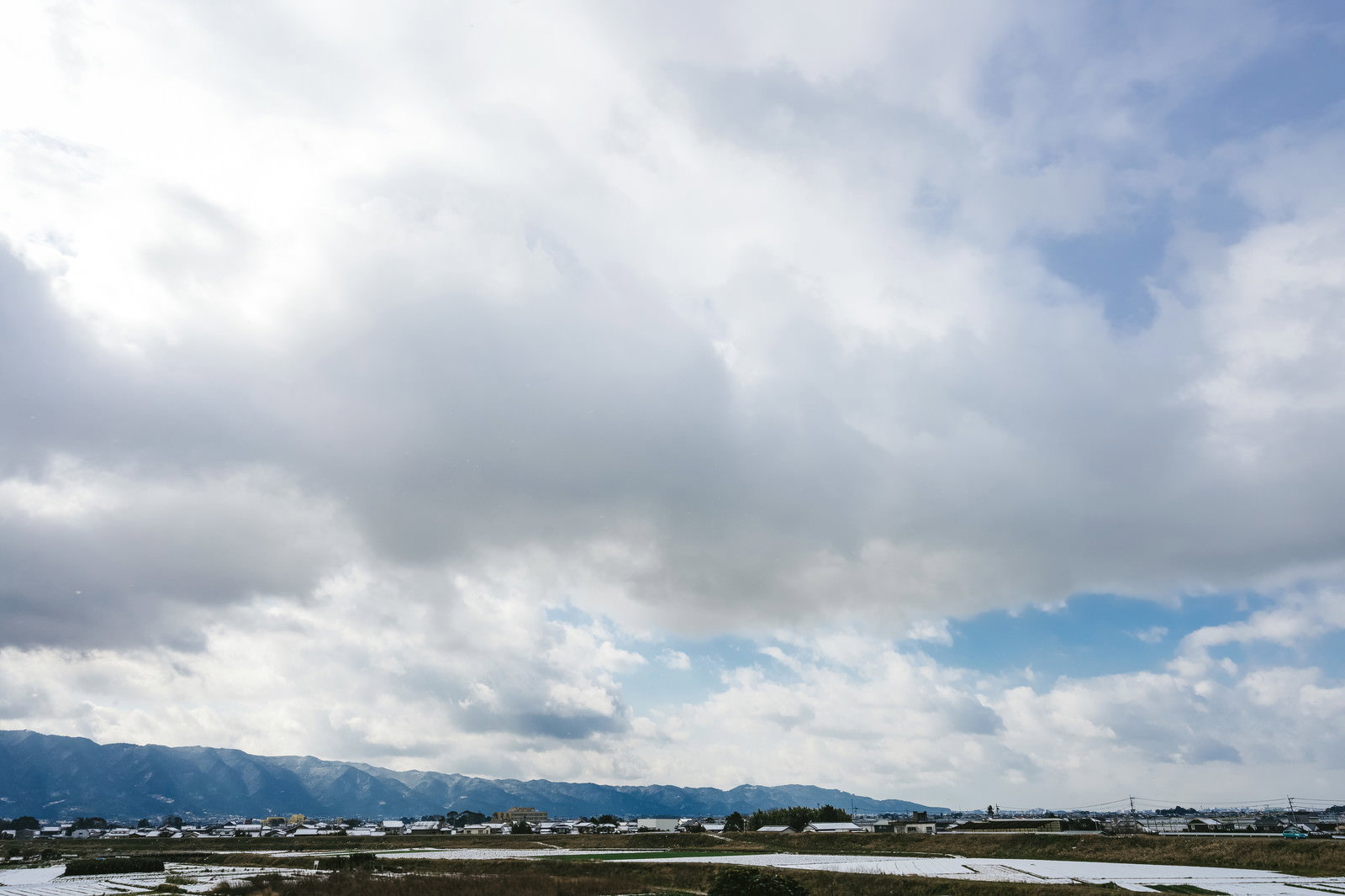 大刀洗の冬の水田と山並みの郊外風景