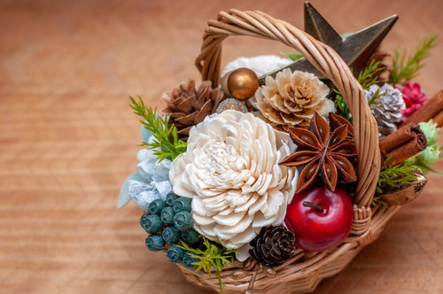 白い花と赤い実が入った籠のフラワーアレンジメント