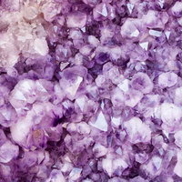 六角形に尖った紫色の結晶が密集するアメジストのテクスチャーの写真