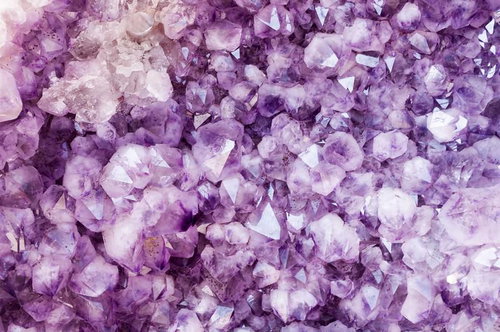 六角形に尖った紫色の結晶が密集するアメジストのテクスチャー