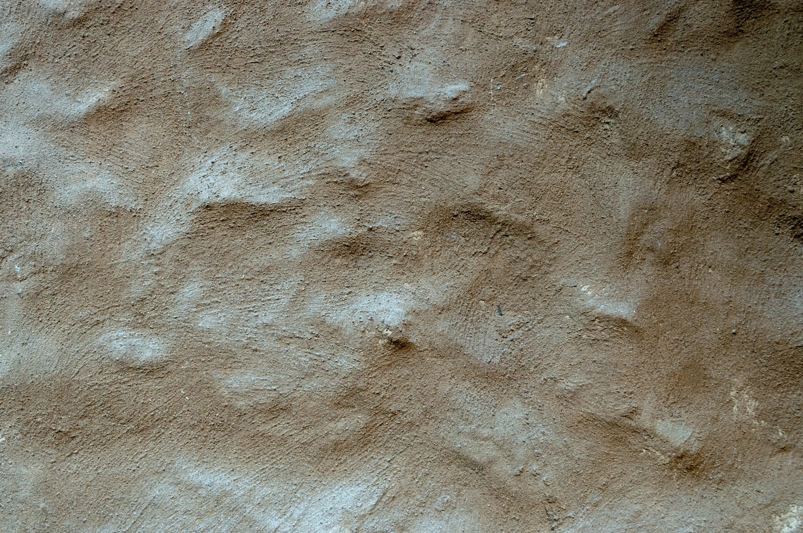 細かな凹凸と不規則な模様が特徴的な塗り込んだ壁のテクスチャー