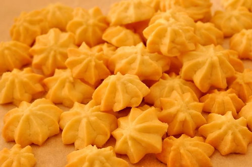 オレンジの台に並ぶ絞り出しクッキー