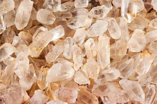 茶色い内包物が付いた乳白色の水晶の天然石テクスチャー