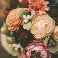 クリームやピンクのバラとダリアに緑の実を合わせた秋色の花束の写真