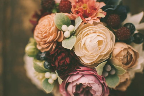 クリームやピンクのバラとダリアに緑の実を合わせた秋色の花束