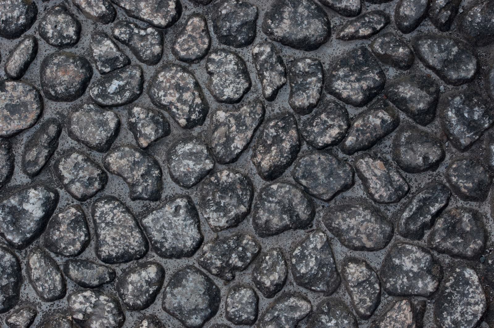 ゴツゴツとした質感の石壁テクスチャ、不規則な石の配置