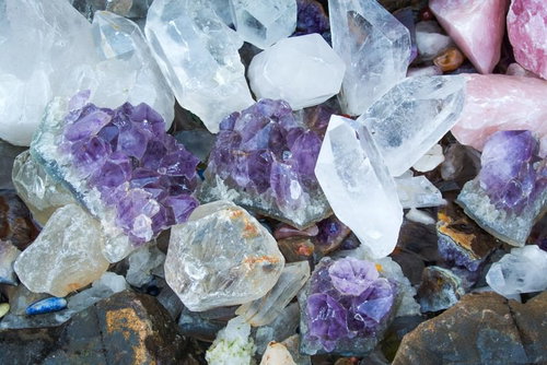 透明な水晶や紫の鉱石が集まる天然石のテクスチャー