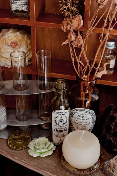ガラス瓶や造花が並ぶ魔女の薬棚