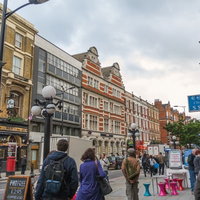 ロンドンのレンガ造りの街並みと歩行者の写真