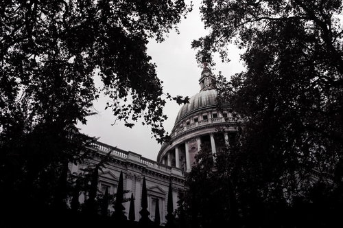 木々の合間から見える歴史的な洋館（ロンドン）