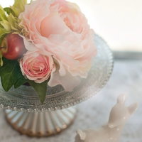 コサージュと陶器のバンビちゃんとケーキスタンドの写真