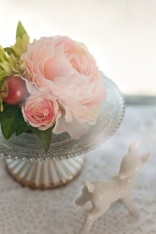 コサージュと陶器のバンビちゃんとケーキスタンド