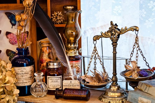 天秤やガラス瓶が並ぶ魔女の薬棚