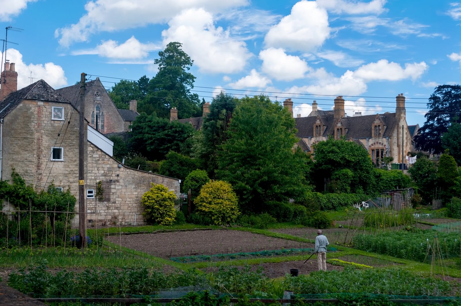 石造り住宅の前で農作業をする人物