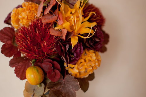 秋の造花フラワーアレンジメント、黄色や赤いドライフラワーと実付きの枝