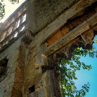 スードリー城の崩れた石造りの城壁の写真