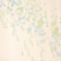 クリーム色の壁に描かれた水彩の水玉模様の写真