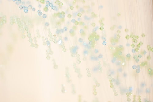 クリーム色の壁に描かれた水彩の水玉模様