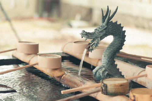 龍の口から水が流れる神社の手水舎