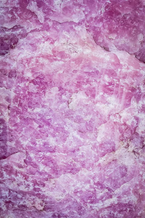 ピンクと白が混ざり合う粒状のローズクォーツのテクスチャー