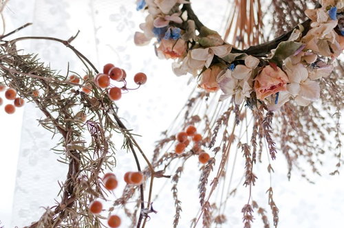 ドライフラワーのリース バラと木の実