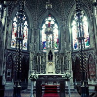 イギリス・バースの教会内部、ステンドグラスから降り注ぐ光の写真