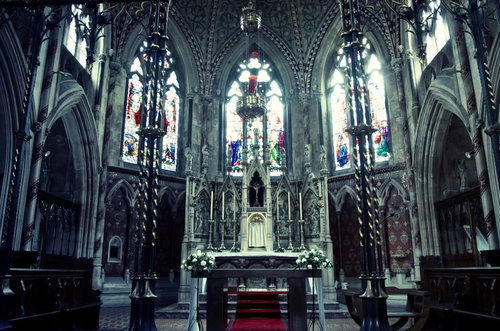 イギリス・バースの教会内部、ステンドグラスから降り注ぐ光