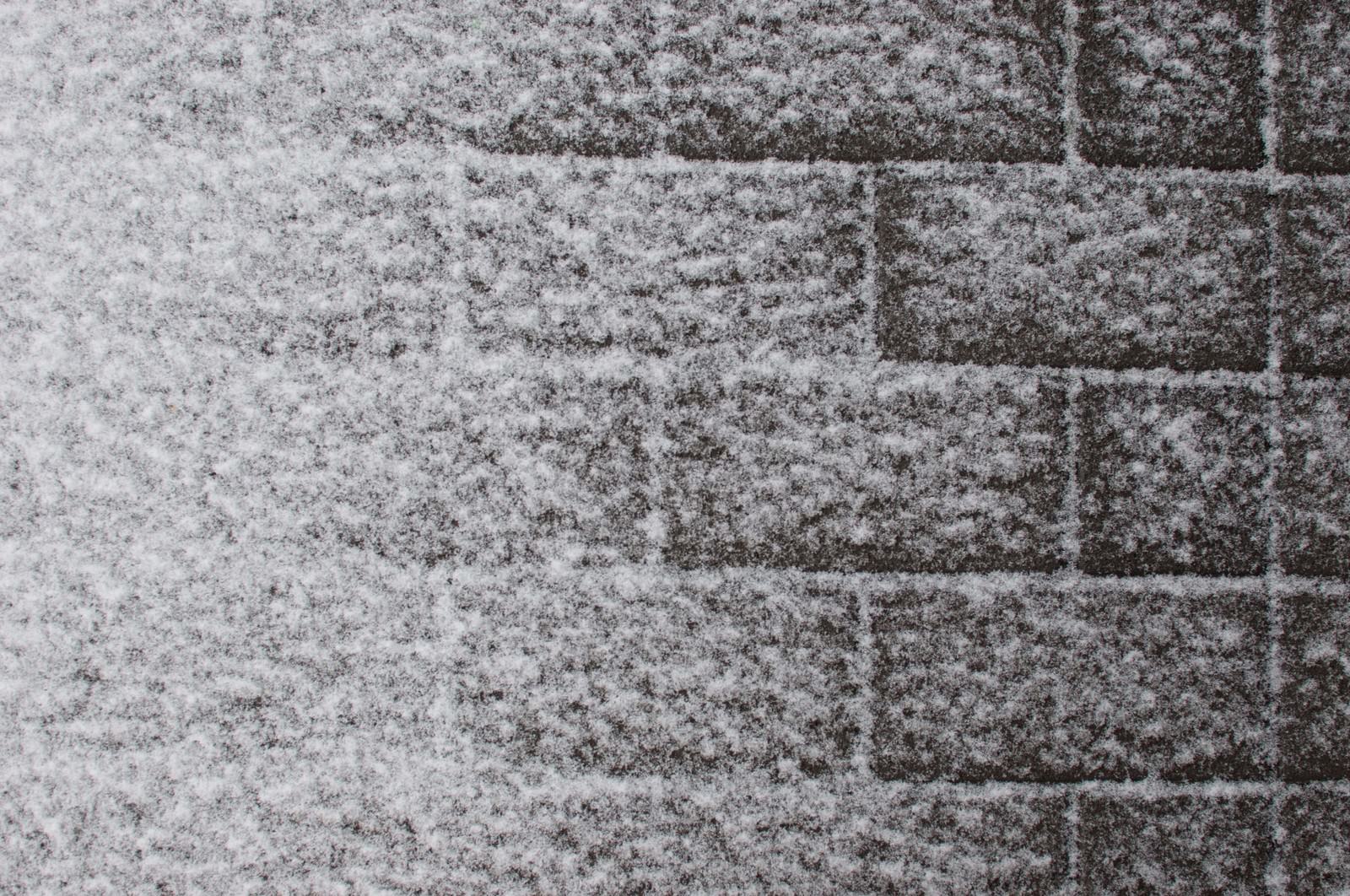 インターロッキングブロック舗装に積もった雪と見える目地