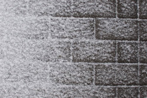 インターロッキングブロックの歩道に積もる雪