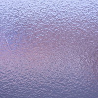 紫やピンクの光が当たる曇りガラス表面のテクスチャーの写真