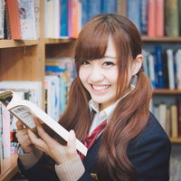 図書室でおすすめの本を教えてくれる文学少女の写真