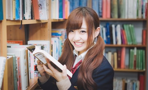 図書室でおすすめの本を教えてくれる文学少女