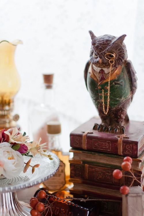 本の上に立つフクロウの置物