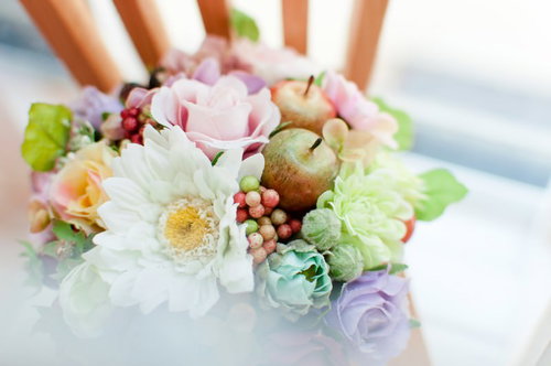 白い花を中心にしたパステルカラーのブーケ