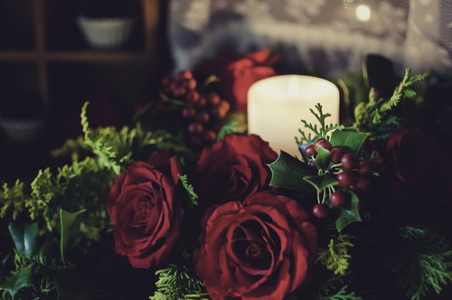 赤いバラとキャンドルのクリスマスアレンジメント