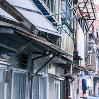 古い住宅が密集する下町の狭い路地。昭和レトロの町並みの写真