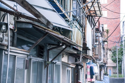 古い住宅が密集する下町の狭い路地。昭和レトロの町並み