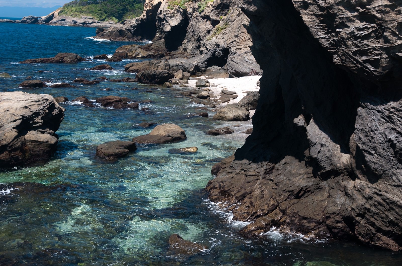 三浦半島城ヶ島の崖と透き通った海の岩場風景