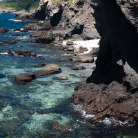 三浦半島城ヶ島の岩場と透明な海、白砂浜と磯の風景の写真