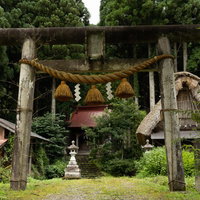 年季が入った木造の鳥居と菅沼集落の風景 富山県南砺市の写真