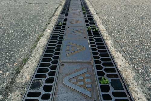 合掌造りをモチーフにした側溝の蓋（富山県南砺市）