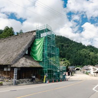 村上家の茅葺屋根葺き替え工事が進む合掌造り（富山県南砺市）の写真