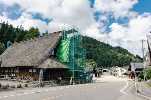 村上家の茅葺屋根葺き替え工事が進む合掌造り（富山県南砺市）
