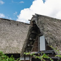 富山県南砺市の合掌造り集落風景 茅葺屋根の伝統建築の写真