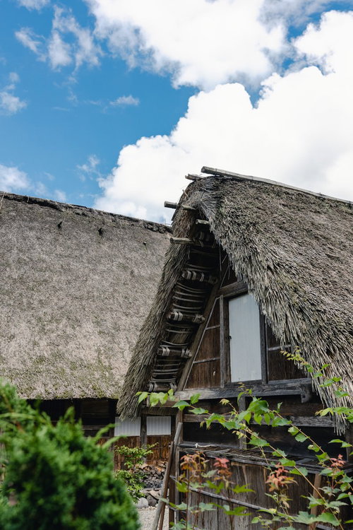 富山県南砺市の合掌造り集落風景 茅葺屋根の伝統建築